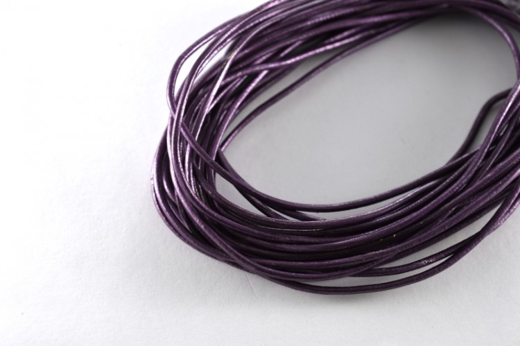 Шнур кожаный 2мм, цвет фиолетовый перламутр (окрашен неравномерно), 51-009, 1 метр Шнур кожаный 2мм, цвет фиолетовый перламутр (окрашен неравномерно), 51-009, 1 метр
