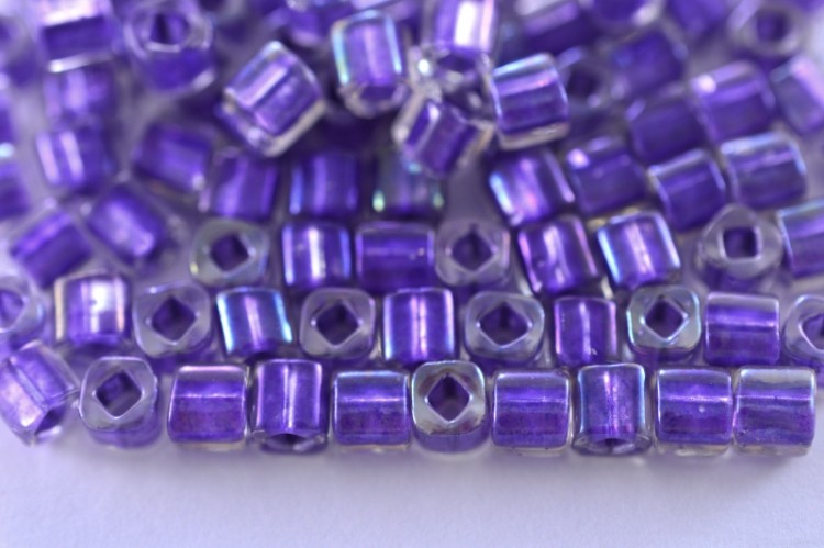 Бисер японский TOHO Cube кубический 4мм #0265 хрусталь/фиолетовый металлик радужный, окрашенный изнутри, 5 грамм Бисер японский TOHO Cube кубический 4мм #0265 хрусталь/фиолетовый металлик радужный, окрашенный изнутри, 5 грамм