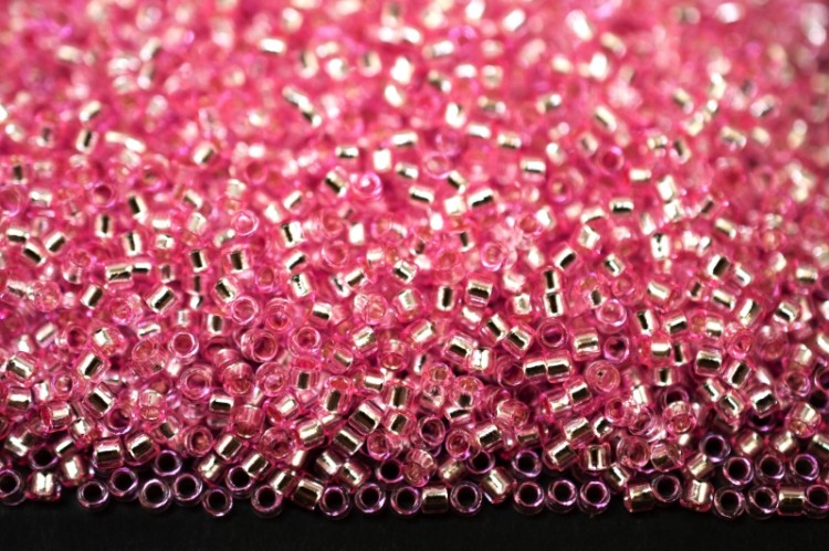 Бисер японский TOHO Treasure цилиндрический 11/0 #0038 розовый, серебряная линия внутри, 5 грамм Бисер японский TOHO Treasure цилиндрический 11/0 #0038 розовый, серебряная линия внутри, 5 грамм
