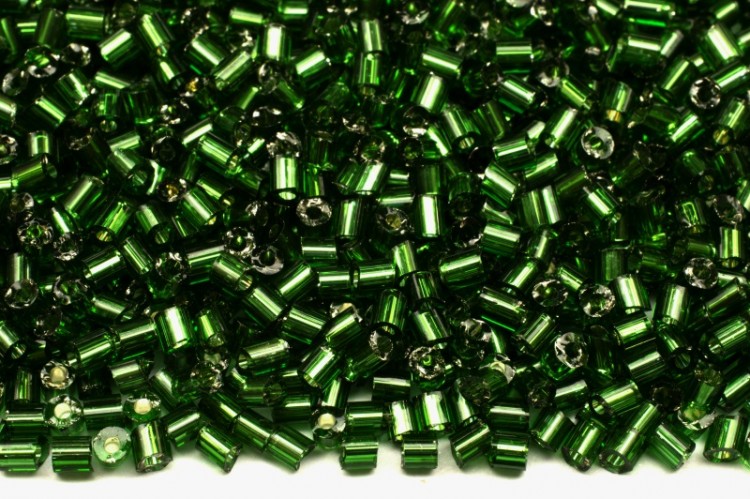 Бисер китайский рубка размер 11/0, цвет 0027В зеленый, серебряная линия внутри, 450г Бисер китайский рубка размер 11/0, цвет 0027В зеленый, серебряная линия внутри, 450г