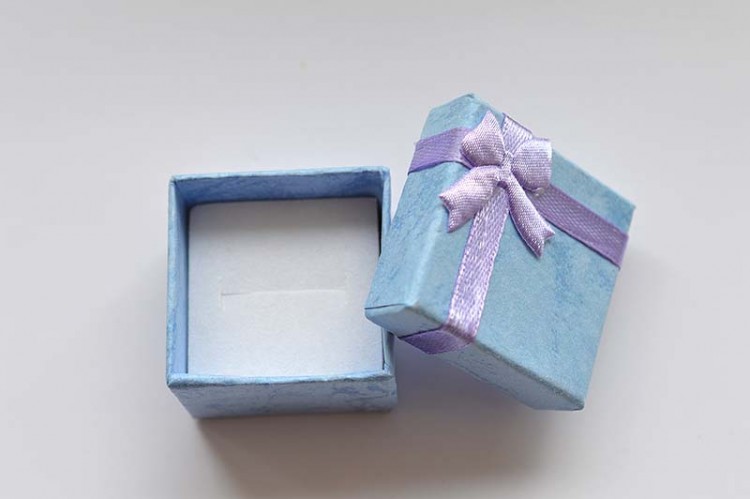 Подарочная коробочка 41х41х25мм для кольца сиреневая, картон, 31-001, 1шт Подарочная коробочка 41х41х25мм для кольца сиреневая, картон, 31-001, 1шт