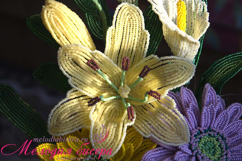 Лилии из бисера в корзине фото