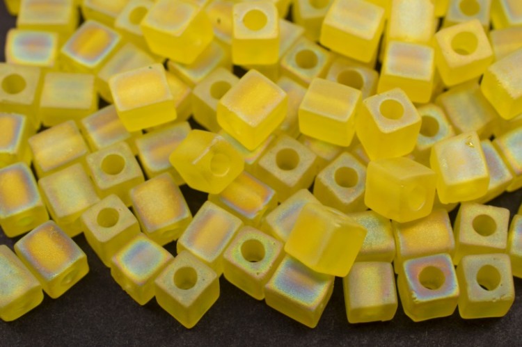 Бисер японский Miyuki Cube кубический 4мм #0136FR желтый, матовый радужный прозрачный, 10 грамм Бисер японский Miyuki Cube кубический 4мм #0136FR желтый, матовый радужный прозрачный, 10 грамм