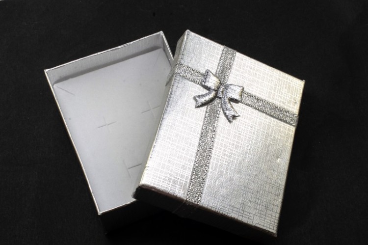 Подарочная коробочка 90х67х27мм для украшений, цвет серебро, картон, 1шт Подарочная коробочка 90х67х27мм для украшений, цвет серебро, картон, 1шт