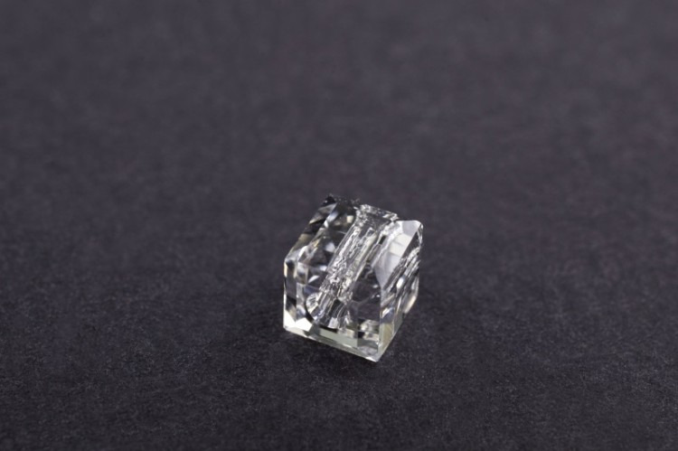 Бусина куб Swarovski 5601 #001 4мм Crystal, 5601-4-001, 1шт Бусина куб Swarovski 5601 #001 4мм Crystal, 5601-4-001, 1шт