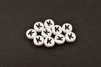 Бусина с буквой K 7х4мм, отверстие 1мм, цвет белый/черный, 540-109, 10шт