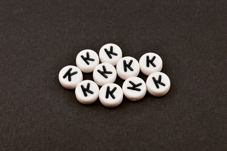 Бусина с буквой K 7х4мм, отверстие 1мм, цвет белый/черный, 540-109, 10шт Бусина с буквой K 7х4мм, отверстие 1мм, цвет белый/черный, 540-109, 10шт