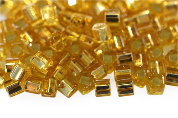 Бисер японский TOHO Cube кубический 4мм #0022 светлый топаз, серебряная линия внутри, 5 грамм Бисер японский TOHO Cube кубический 4мм #0022 светлый топаз, серебряная линия внутри, 5 грамм