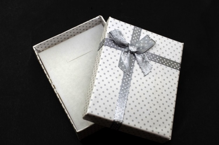 Подарочная коробочка 90х67х27мм для украшений, цвет белый в горошек, картон, 31-012, 1шт Подарочная коробочка 90х67х27мм для украшений, цвет белый в горошек, картон, 31-012, 1шт