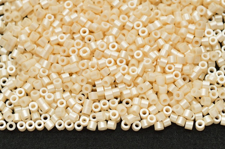 Бисер LinAng цилиндрический 1,6мм, #002 бежевый перламутр, 5 грамм Бисер LinAng цилиндрический 1,6мм, #002 бежевый перламутр, 5 грамм