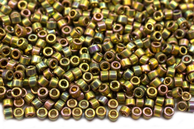 Бисер японский MIYUKI Delica цилиндр 11/0 DB-0508 зеленое золото, радужный, 5 грамм Бисер японский MIYUKI Delica цилиндр 11/0 DB-0508 зеленое золото, радужный, 5 грамм