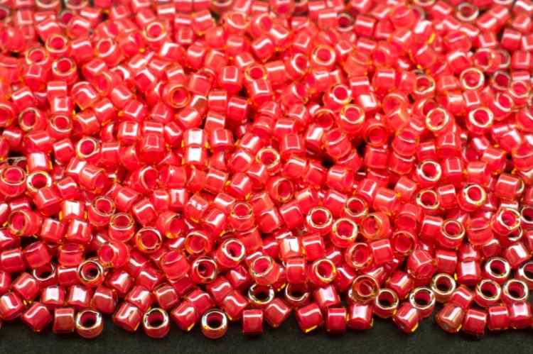 Бисер японский MIYUKI Delica цилиндр 11/0 DB-2051 красный мак, luminous, 5 грамм Бисер японский MIYUKI Delica цилиндр 11/0 DB-2051 красный мак, luminous, 5 грамм