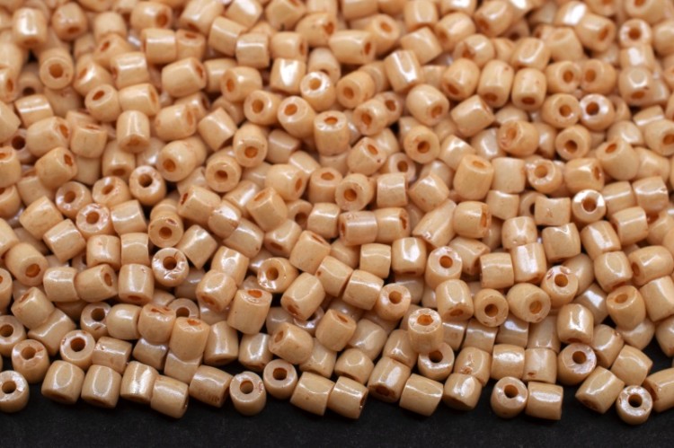 Бисер чешский PRECIOSA Богемский граненый, рубка 10/0 03212 бежевый, около 10 грамм Бисер чешский PRECIOSA Богемский граненый, рубка 10/0 03212 бежевый, около 10 грамм