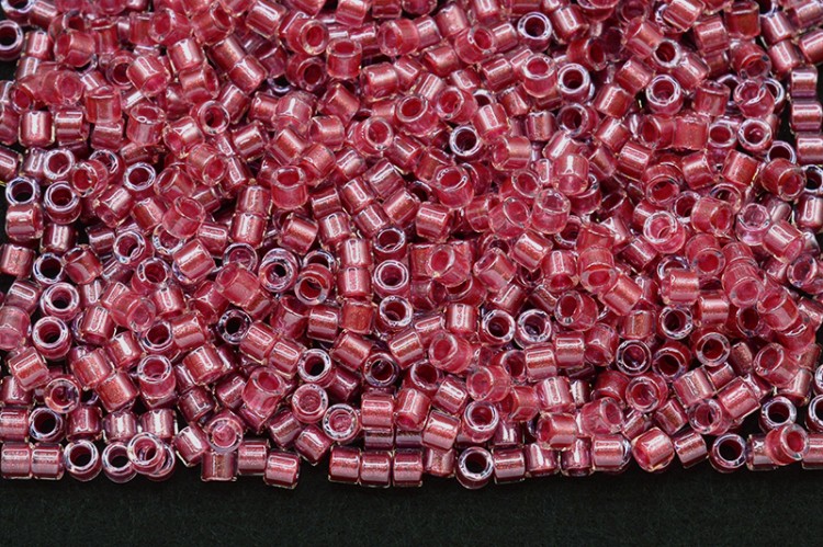 Бисер японский MIYUKI Delica цилиндр 10/0 DBM-0924 хрусталь/клюква, сверкающий/окрашенный изнутри, 5 грамм Бисер японский MIYUKI Delica цилиндр 10/0 DBM-0924 хрусталь/клюква, сверкающий/окрашенный изнутри, 5 грамм