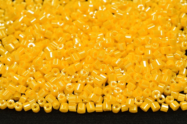 Бисер чешский PRECIOSA рубка 11/0 88130 желтый непрозрачный, 50г Бисер чешский PRECIOSA рубка 11/0 88130 желтый непрозрачный, 50г