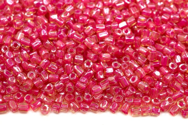 Бисер чешский PRECIOSA Богемский граненый, рубка 9/0 10022 янтарный прозрачный, малиновая линия внутри, около 10 грамм Бисер чешский PRECIOSA Богемский граненый, рубка 9/0 10022 янтарный прозрачный, малиновая линия внутри, около 10 грамм