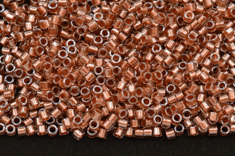 Бисер японский MIYUKI Delica цилиндр 10/0 DBM-0915 хрусталь/темный топаз, сверкающий/окрашенный изнутри, 5 грамм Бисер японский MIYUKI Delica цилиндр 10/0 DBM-0915 хрусталь/темный топаз, сверкающий/окрашенный изнутри, 5 грамм