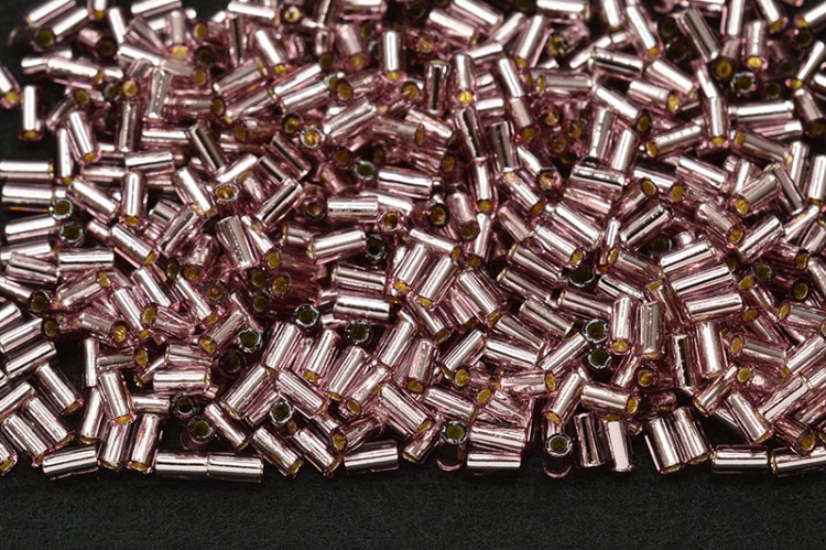 Бисер японский TOHO Bugle стеклярус 3мм #0026 светлый аметист, серебряная линия внутри, 5 грамм Бисер японский TOHO Bugle стеклярус 3мм #0026 светлый аметист, серебряная линия внутри, 5 грамм