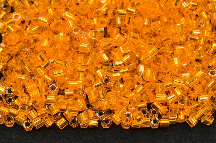 Бисер японский TOHO Hexagon шестиугольный 11/0 #0030 светлый гиацинт, серебряная линия внутри, 5 грамм Бисер японский TOHO Hexagon шестиугольный 11/0 #0030 светлый гиацинт, серебряная линия внутри, 5 грамм