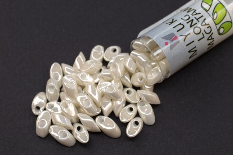 Бисер японский MIYUKI Long Magatama #0592-TB слоновая кость, цейлон, 1 туба (около 8 грамм) Бисер японский MIYUKI Long Magatama #0592-TB слоновая кость, цейлон, 1 туба (около 8 грамм)