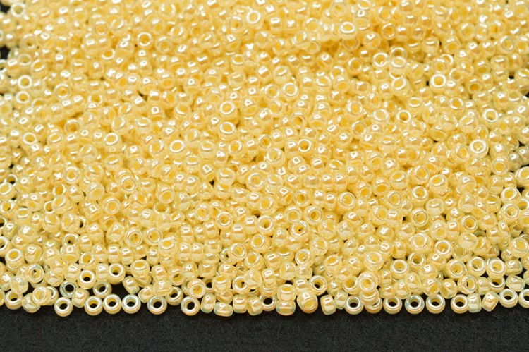 Бисер японский MIYUKI круглый 15/0 #0514 лимонный лёд, цейлон, 10 грамм Бисер японский MIYUKI круглый 15/0 #0514 лимонный лёд, цейлон, 10 грамм