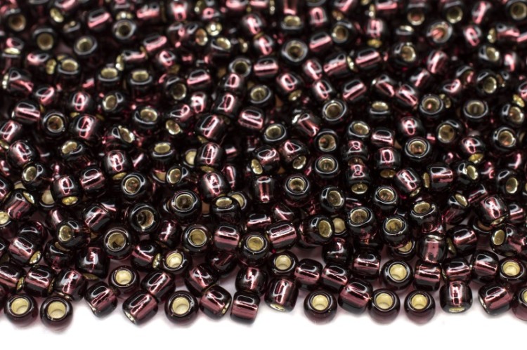 Бисер японский TOHO круглый 11/0 #0026C аметист, серебряная линия внутри, 10 грамм Бисер японский TOHO круглый 11/0 #0026C аметист, серебряная линия внутри, 10 грамм