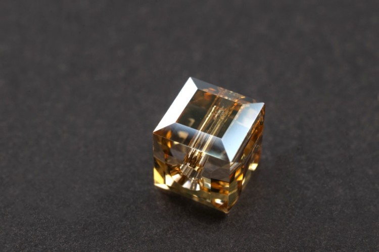 Бусина куб Swarovski 5601 #001 GSHAB 6мм Golden Shadow B, 5601-6-001-250, 1шт Бусина куб Swarovski 5601 #001 GSHAB 6мм Golden Shadow B, 5601-6-001-250, 1шт