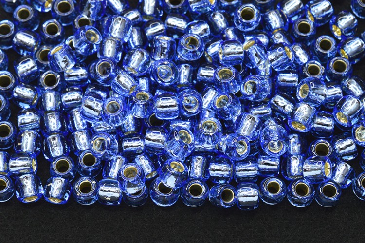 Бисер японский TOHO круглый 6/0 #0033 светлый сапфир, серебряная линия внутри, 10 грамм Бисер японский TOHO круглый 6/0 #0033 светлый сапфир, серебряная линия внутри, 10 грамм
