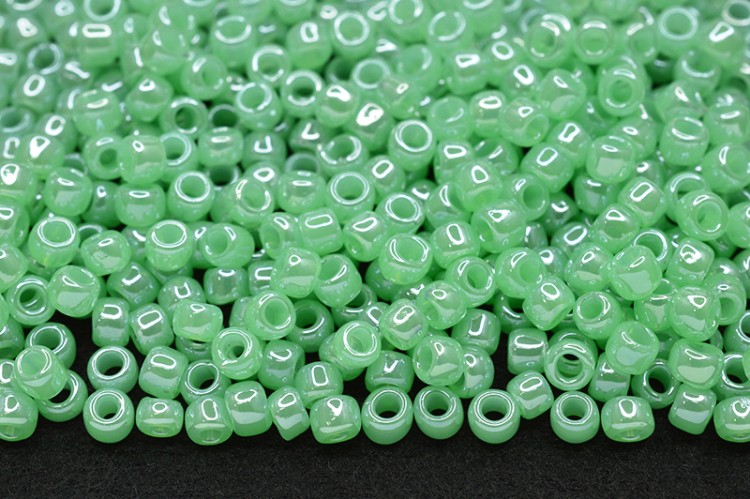 Бисер японский TOHO круглый 8/0 #0144 сельдерей, цейлон, 10 грамм Бисер японский TOHO круглый 8/0 #0144 сельдерей, цейлон, 10 грамм