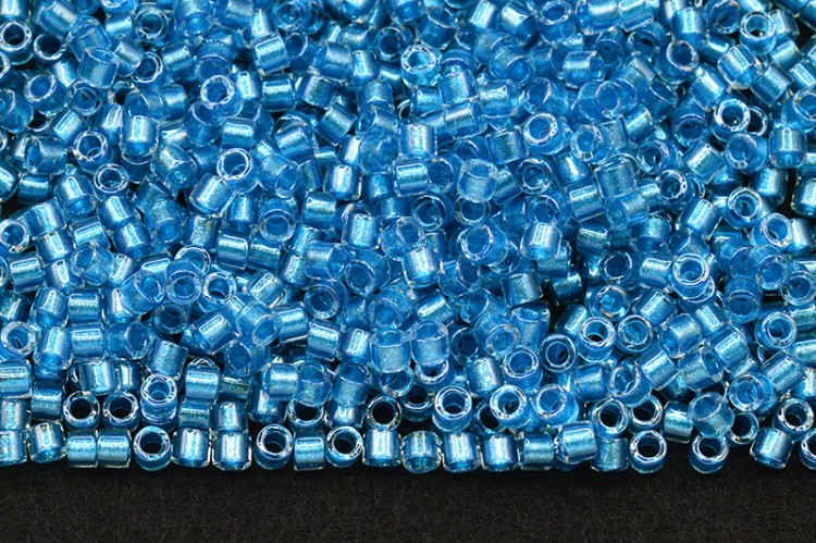 Бисер японский MIYUKI Delica цилиндр 10/0 DBM-0905 хрусталь/вода, сверкающий/окрашенный изнутри, 5 грамм Бисер японский MIYUKI Delica цилиндр 10/0 DBM-0905 хрусталь/вода, сверкающий/окрашенный изнутри, 5 грамм