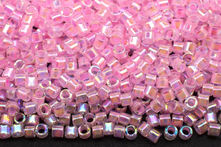 Бисер японский MIYUKI Delica цилиндр 10/0 DBM-0055 радужный нежно-розовый, окрашенный изнутри, 5 грамм Бисер японский MIYUKI Delica цилиндр 10/0 DBM-0055 радужный нежно-розовый, окрашенный изнутри, 5 грамм