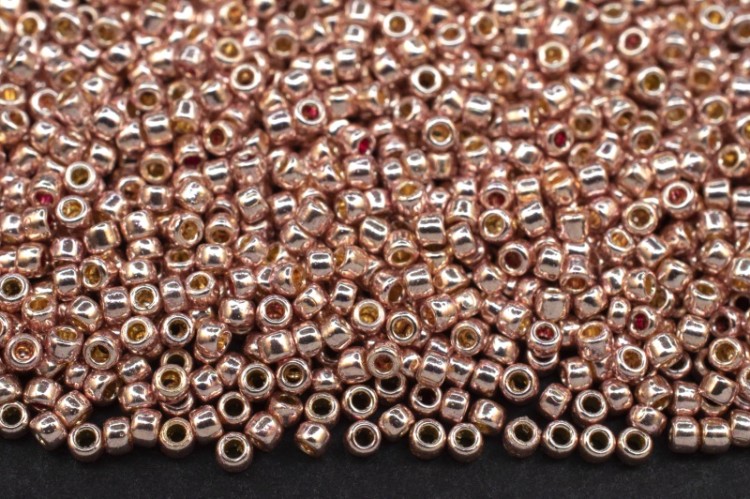 Бисер японский TOHO круглый 15/0 #PF0552 Permanent Finish гальванизированный, персиковый коралл, 10 грамм Бисер японский TOHO круглый 15/0 #PF0552 Permanent Finish гальванизированный, розовое золото, 10 грамм