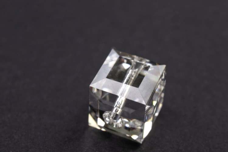 Бусина куб Swarovski 5601 #001 8мм Crystal, 5601-8-001, 1шт Бусина куб Swarovski 5601 #001 8мм Crystal, 5601-8-001, 1шт