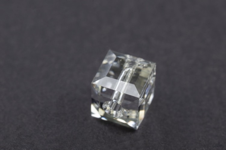 Бусина куб Swarovski 5601 #001 6мм Crystal, 5601-6-001, 1шт Бусина куб Swarovski 5601 #001 6мм Crystal, 5601-6-001, 1шт