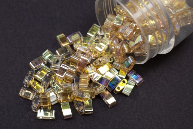 Бисер японский MIYUKI Half TILA #55018 Crystal Yellow Rainbow, радужный прозрачный, 5 грамм Бисер японский MIYUKI Half TILA #55018 Crystal Yellow Rainbow, радужный прозрачный, 5 грамм