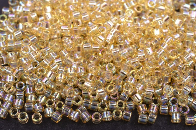 Бисер японский MIYUKI Delica цилиндр 11/0 DB-1252 слоновая кость, прозрачный глянцевый, 5 грамм Бисер японский MIYUKI Delica цилиндр 11/0 DB-1252 слоновая кость, прозрачный глянцевый, 5 грамм