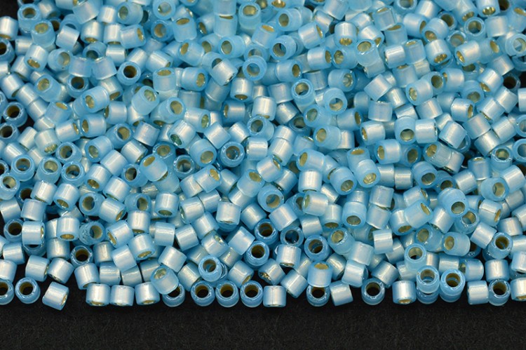 Бисер японский MIYUKI Delica цилиндр 10/0 DBM-0628 светло-голубой алебастр, серебряная линия внутри, 5 грамм Бисер японский MIYUKI Delica цилиндр 10/0 DBM-0628 светло-голубой алебастр, серебряная линия внутри, 5 грамм