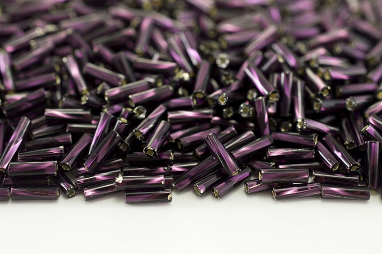 Бисер чешский PRECIOSA стеклярус 27060 7мм витой фиолетовый, серебряная линия внутри, 50г Бисер чешский PRECIOSA стеклярус 27060 7мм витой фиолетовый, серебряная линия внутри, 50г