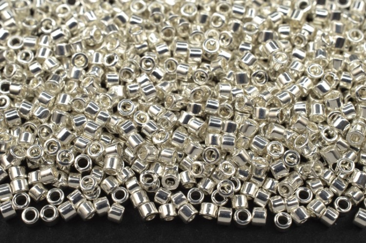 Бисер японский MIYUKI Delica цилиндр 11/0 DB-0551 покрытие серебро, 5 грамм Бисер японский MIYUKI Delica цилиндр 11/0 DB-0551 покрытие серебро, 5 грамм