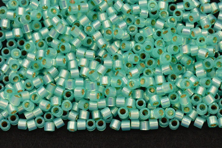 Бисер японский MIYUKI Delica цилиндр 10/0 DBM-0626 мятный зеленый алебастр, серебряная линия внутри, 5 грамм Бисер японский MIYUKI Delica цилиндр 10/0 DBM-0626 мятный зеленый алебастр, серебряная линия внутри, 5 грамм