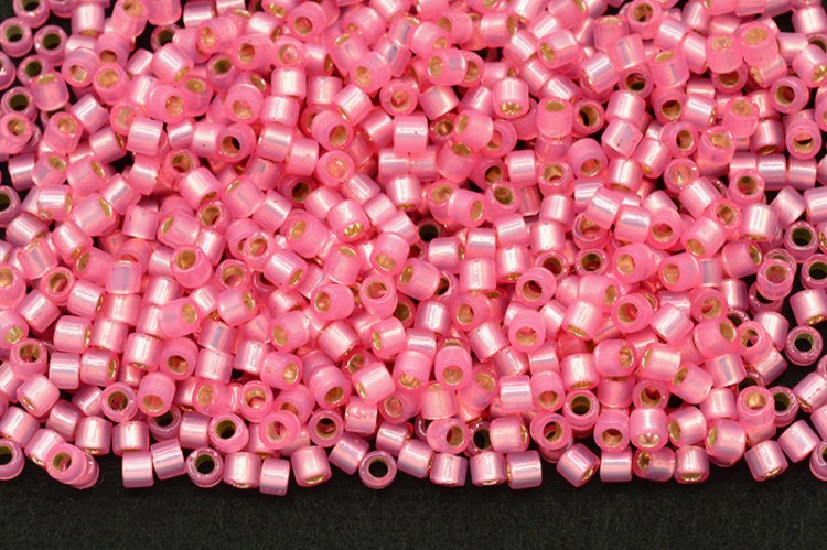 Бисер японский MIYUKI Delica цилиндр 10/0 DBM-0625 розовый алебастр, серебряная линия внутри, 5 грамм Бисер японский MIYUKI Delica цилиндр 10/0 DBM-0625 розовый алебастр, серебряная линия внутри, 5 грамм