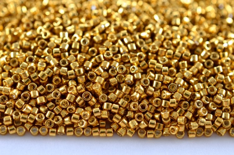 Бисер японский MIYUKI Delica цилиндр 11/0 DB-0410 желтое золото, гальванизированный, 5 грамм Бисер японский MIYUKI Delica цилиндр 11/0 DB-0410 желтое золото, гальванизированный, 5 грамм