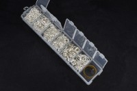 Набор колец соединительных в контейнере + кольцо-помощник 4/5/6/7/8/10мм, разъёмные, цвет серебро, железо, 13-020, 1уп (около 1400шт)