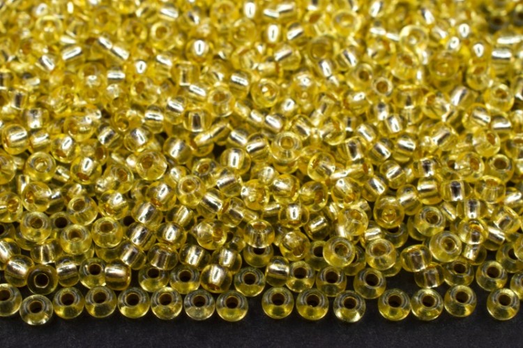 Бисер чешский PRECIOSA круглый 10/0 08283 желтый, серебряная линия внутри, 20 грамм Бисер чешский PRECIOSA круглый 10/0 08283 желтый, серебряная линия внутри, 20 грамм