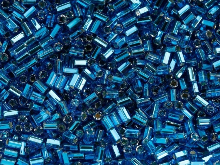Бисер чешский PRECIOSA рубка 11/0 67150 голубой, серебряная линия внутри, 50г Бисер чешский PRECIOSA рубка 11/0 67150 голубой, серебряная линия внутри, 50г
