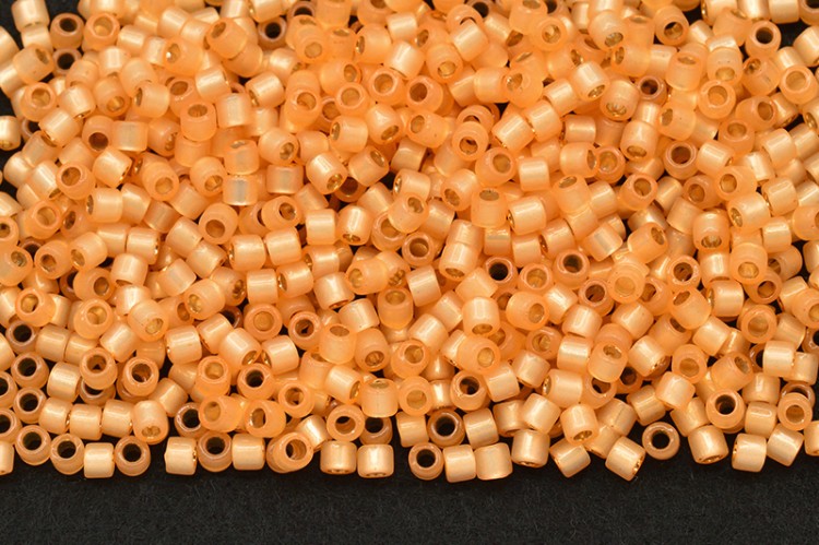 Бисер японский MIYUKI Delica цилиндр 10/0 DBM-0621 бежевый алебастр, серебряная линия внутри, 5 грамм Бисер японский MIYUKI Delica цилиндр 10/0 DBM-0621 бежевый алебастр, серебряная линия внутри, 5 грамм