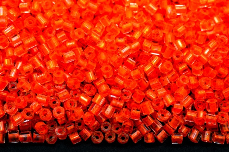 Бисер чешский PRECIOSA рубка 10/0 00015 прозрачный, оранжевый неон линия внутри, 50г Бисер чешский PRECIOSA рубка 10/0 00015 прозрачный, оранжевый неон линия внутри, 50г