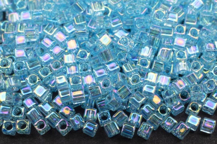 Бисер японский Miyuki Cube кубический 1,8мм #0260 вода, радужный прозрачный, 10 грамм Бисер японский Miyuki Cube кубический 1,8мм #0260 вода, радужный прозрачный, 10 грамм