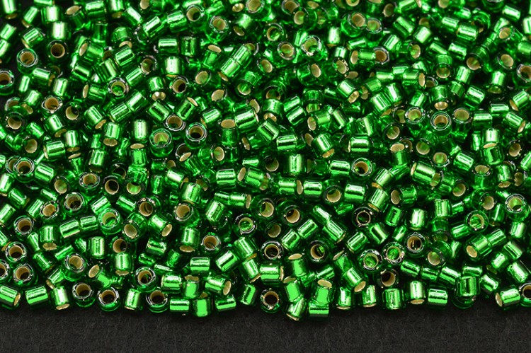 Бисер японский MIYUKI Delica цилиндр 10/0 DBM-0046 светло-зеленый, серебряная линия внутри, 5 грамм Бисер японский MIYUKI Delica цилиндр 10/0 DBM-0046 светло-зеленый, серебряная линия внутри, 5 грамм