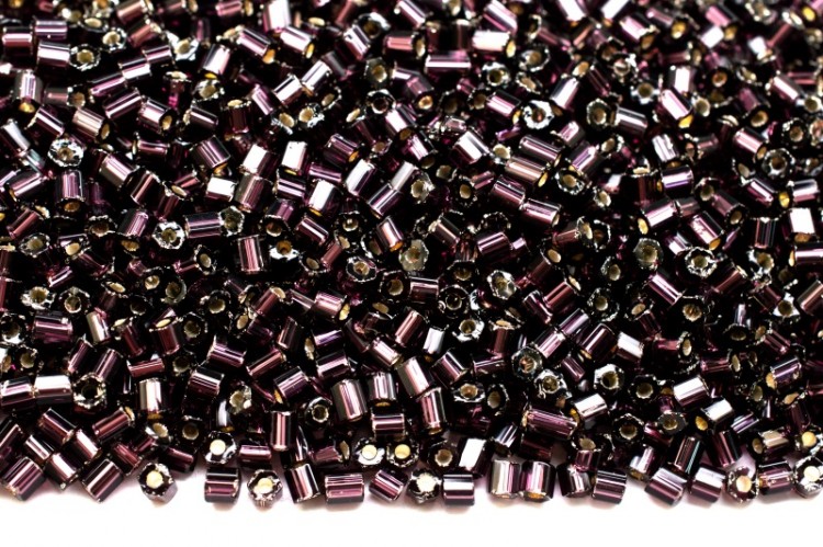Бисер чешский PRECIOSA рубка 9/0 27080 фиолетовый, серебряная линия внутри, 50г Бисер чешский PRECIOSA рубка 9/0 27080 фиолетовый, серебряная линия внутри, 50г